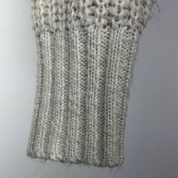 Saints & Hearts Cozy Light Grey Button-Up Deep V Cropped Sweater size Medium - Picture 4 of 10